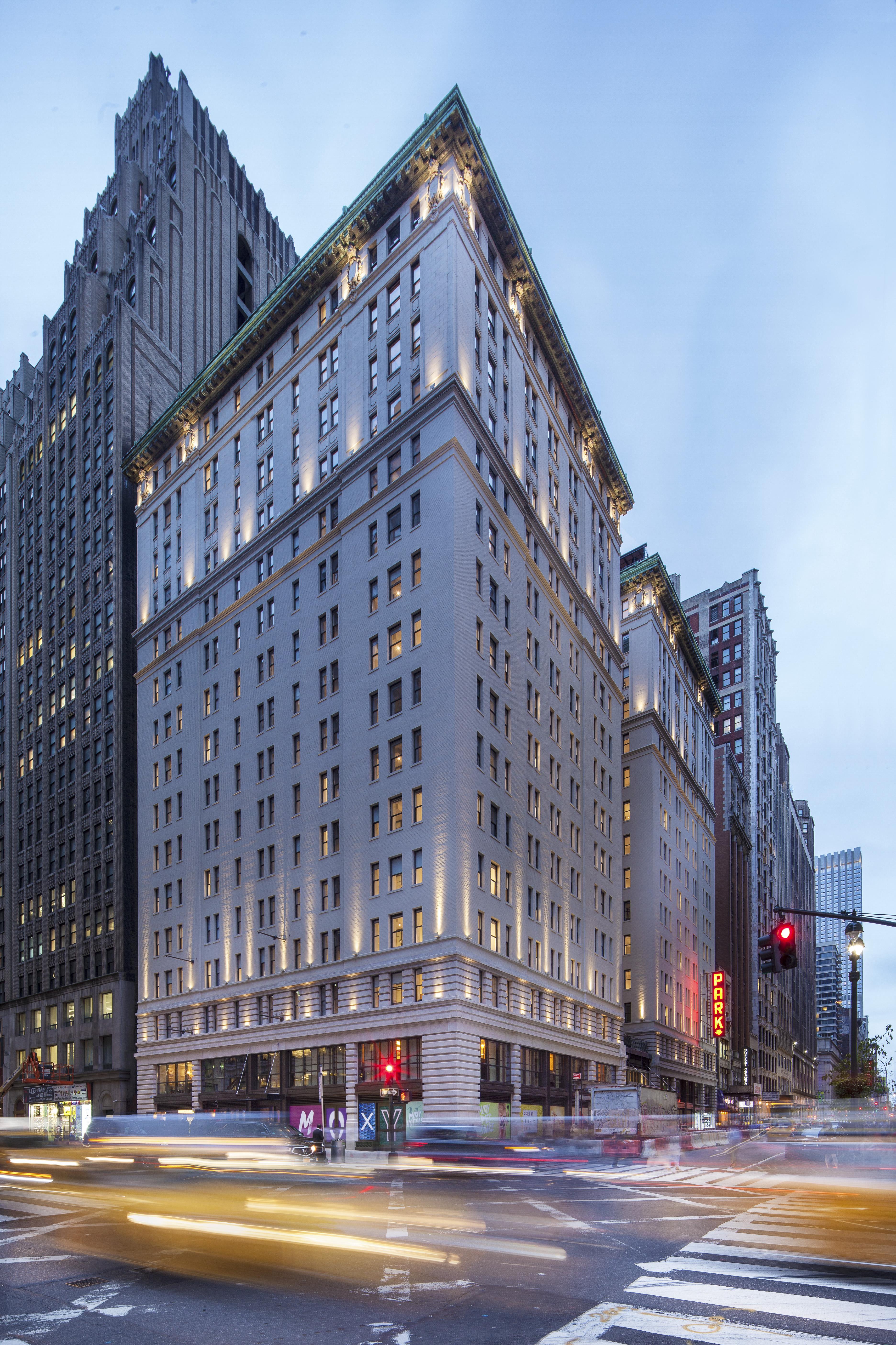 Отель Moxy Nyc Times Square Нью-Йорк Экстерьер фото
